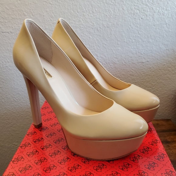 GUESS Women's Ette Platform Pumps - Picture 2 of 9